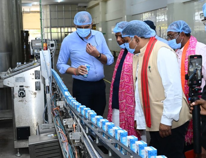 उपमुख्यमंत्री विजय शर्मा एवं वन मंत्री केदार कश्यप ने पशुपालकों एवं बिहान दीदियों के साथ किया आधुनिक डेयरियों का भ्रमण