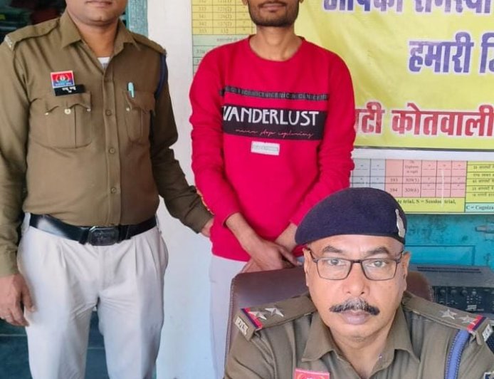 धारदार चाकू लहराकर शराब पीने के लिए पैसे मांगने वाला आरोपी को गिरफ्तार, हथियार जप्त