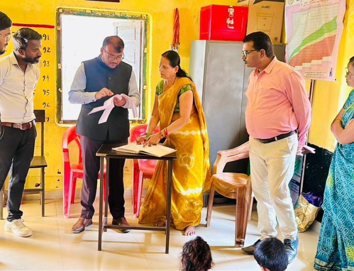 सुकमा कलेक्टर ने दोरनापाल में योजनाओं की स्थिति देखी