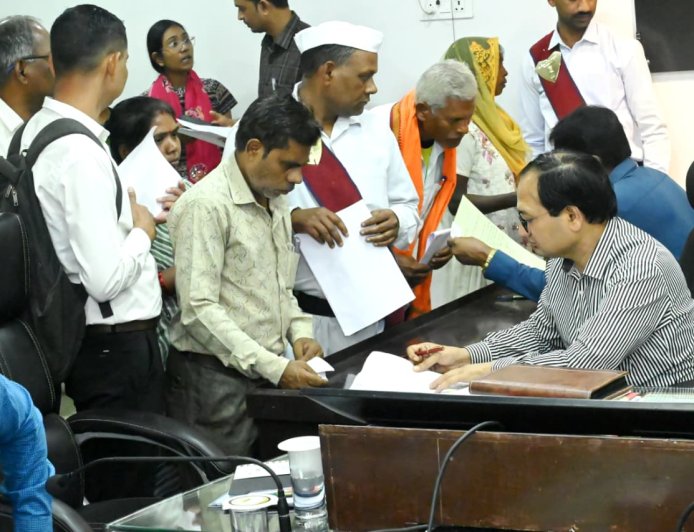 जनदर्शन में कलेक्टर ने सुनी लोगों की समस्याएं