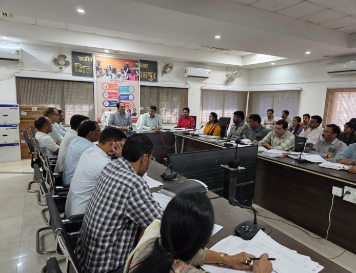 कलेक्टर ने की प्रधानमंत्री आवास योजना की गहन समीक्षा