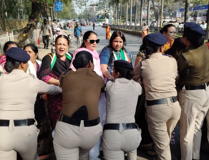 मनरेगा बचाओ संग्राम मजदूरों के अधिकारों को लेकर कांग्रेस का नेहरू चौक पर धरना, कलेक्ट्रेट घेराव