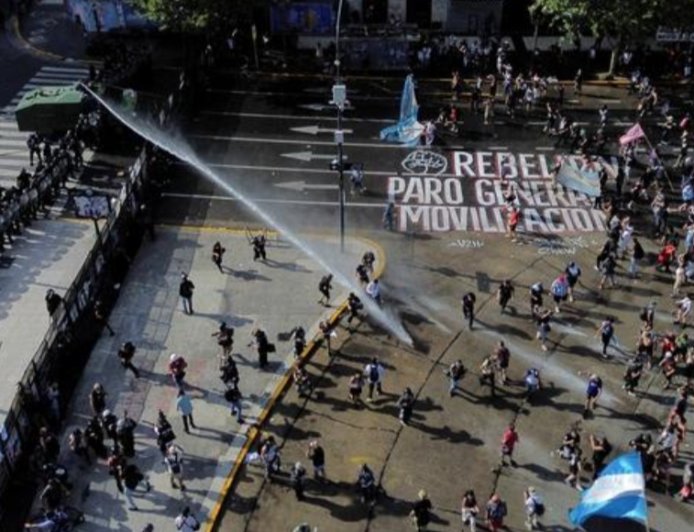 श्रम सुधारों के विरोध में हड़ताल पर बैठे अर्जेंटीना के श्रमिकों की पुलिस के साथ झड़प हुई।