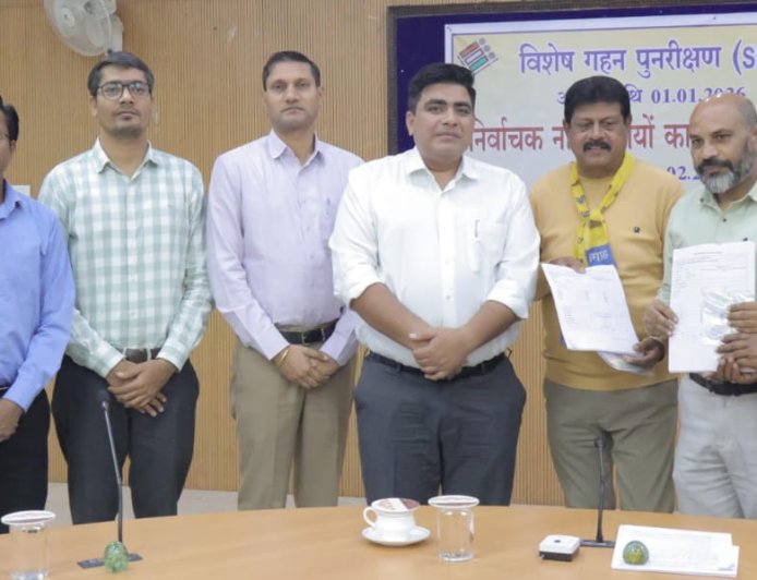 कोरबा जिले में फोटोयुक्त निर्वाचक नामावली का अंतिम प्रकाशन,मतदाता संख्या 8.18 लाख के पार...कलेक्टर एवं जिला निर्वाचन अधिकारी कुणाल दुदावत ने राजनीतिक दलों के पदाधिकारियों को दी जानकारी...मतदाता सूची भी वितरित किए गए