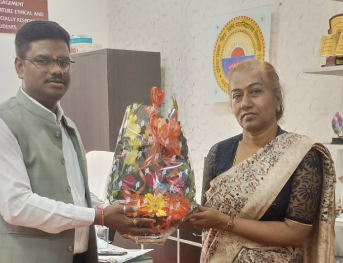 नव नियुक्त प्राचार्य सुषमा तिवारी से अधिवक्ता योगेश मुदलियार की शिष्टाचार भेंट, दी शुभकामनाएं