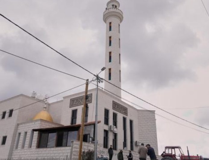 स्थानीय अधिकारियों और सेना के मुताबिक, इजरायली बस्तियों ने वेस्ट बैंक की मस्जिद पर हमला किया।