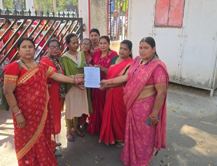 नियमितीकरण व वेतन वृद्धि की मांग को लेकर आंगनबाड़ी कार्यकर्ता-सहायिकाओं का दो दिवसीय धरना, कोंहेर गार्डन से कलेक्ट्रेट तक रैली