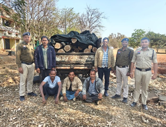 सागौन लकड़ी चोरी करने वाले 5 आरोपी को सीपत पुलिस ने किया गिरफ्तार...जेवरा जंगल से सागौन काटकर पिकअप में भरकर ले जा रहे थे जांजगीर...घेराबंदी कर पुलिस ने पकड़ा पिकअप में 16 नग सागौन लट्ठा,डीजल आरा मशीन 2.21 लाख की जब्ती