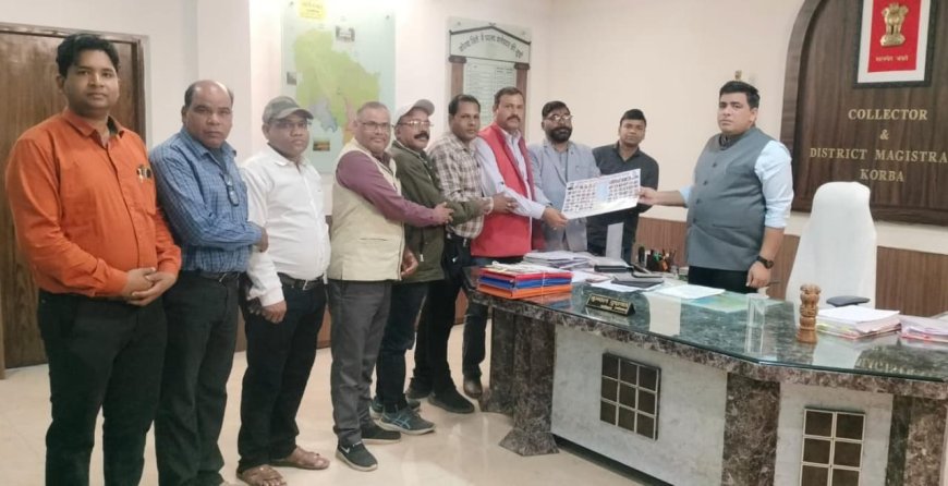 टीचर्स एसोसिएशन ने मुख्यमंत्री के नाम कलेक्टर को सौंपा ज्ञापन...वीएसके एप में शिक्षकों की उपस्थिति पर हुई चर्चा