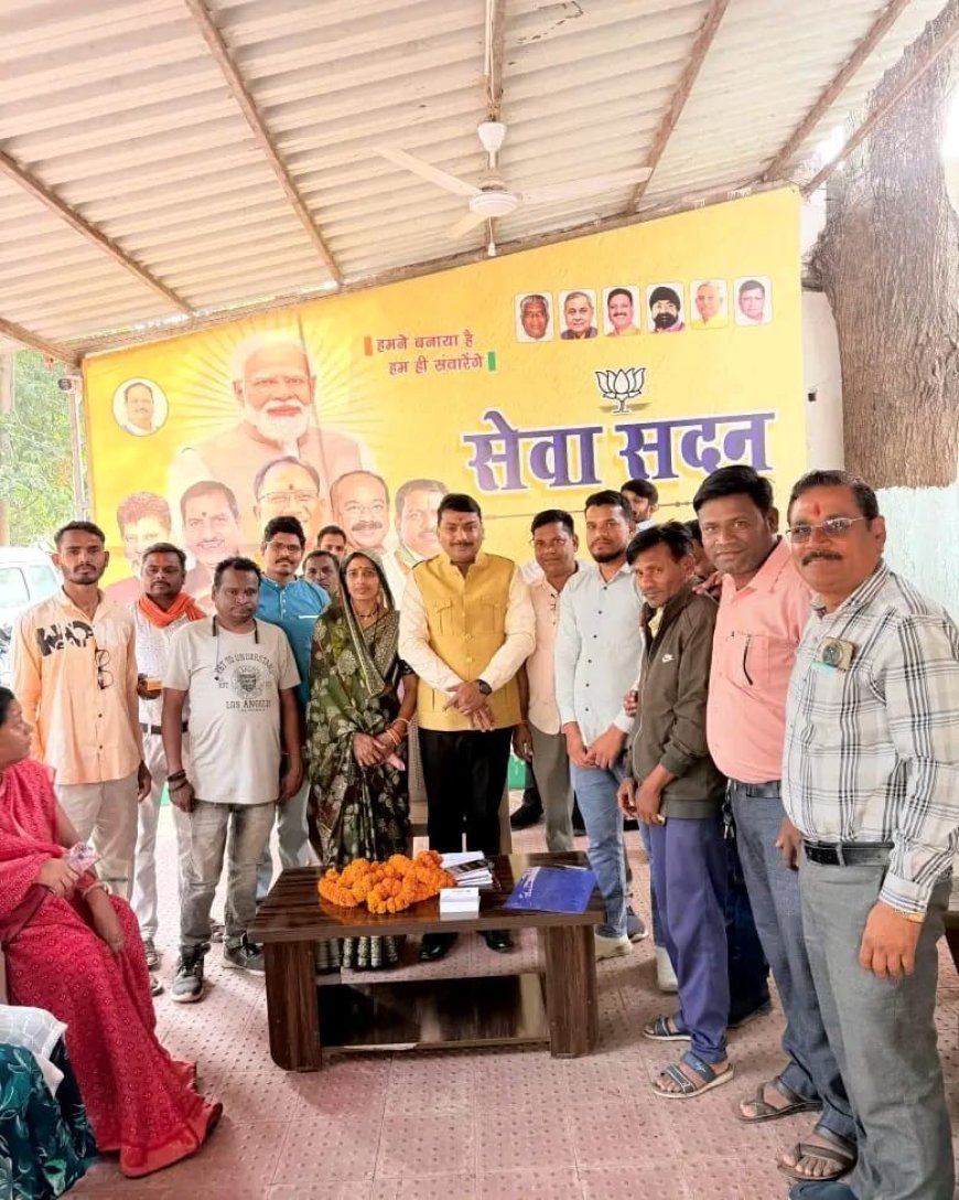 भाजपा अनुसूचित जाति मोर्चा के मंडल महामंत्री गोपीचंद सूर्यवंशी ने बेलतरा विधायक सुशांत शुक्ला से लिया आशीर्वाद