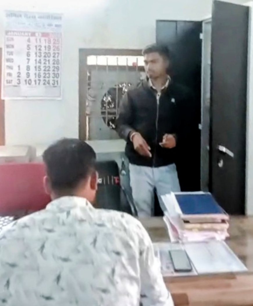 डायवर्सन विभाग में आर आई कैलाश मिश्रा के गैरमौजूदगी में 2बजे से चार बजे तक आलमारी के दस्तावेजों को ये कौन खँगाल रहा ?