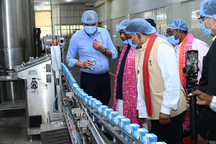 उपमुख्यमंत्री विजय शर्मा एवं वन मंत्री केदार कश्यप ने पशुपालकों एवं बिहान दीदियों के साथ किया आधुनिक डेयरियों का भ्रमण