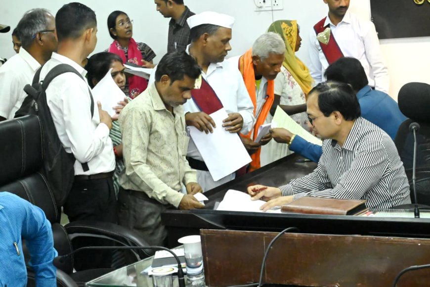 जनदर्शन में कलेक्टर ने सुनी लोगों की समस्याएं