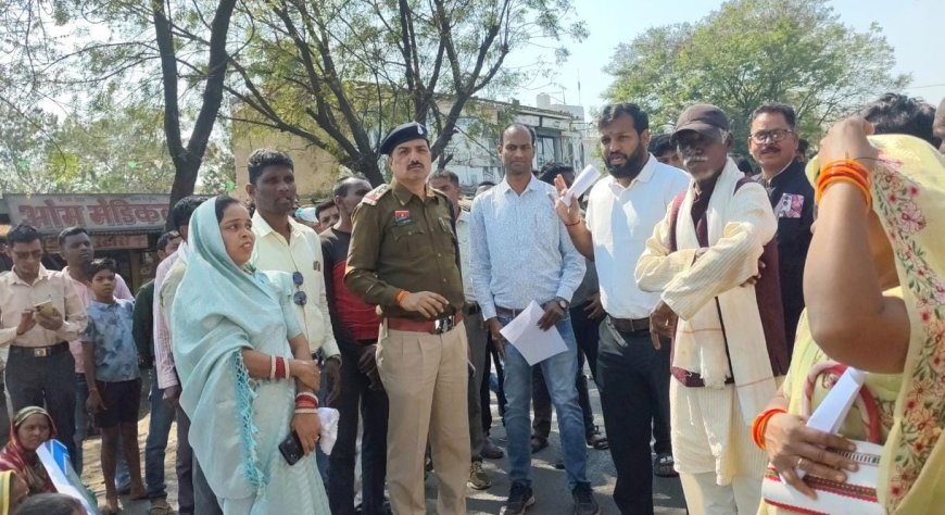 जेवरा स्कूल से अतिक्रमण हटाने और खराब सड़क की दुर्दशा को लेकर आदिवासी समाज के लोगों ने सीपत बलौदा मार्ग पर 1घंटे किया चक्का जाम...गाड़ियों की लगी लंबी कतारे...पीडब्ल्यूडी विभाग के अधिकारी ने माह भर में सड़क निर्माण शुरू होने का दिया आश्वासन