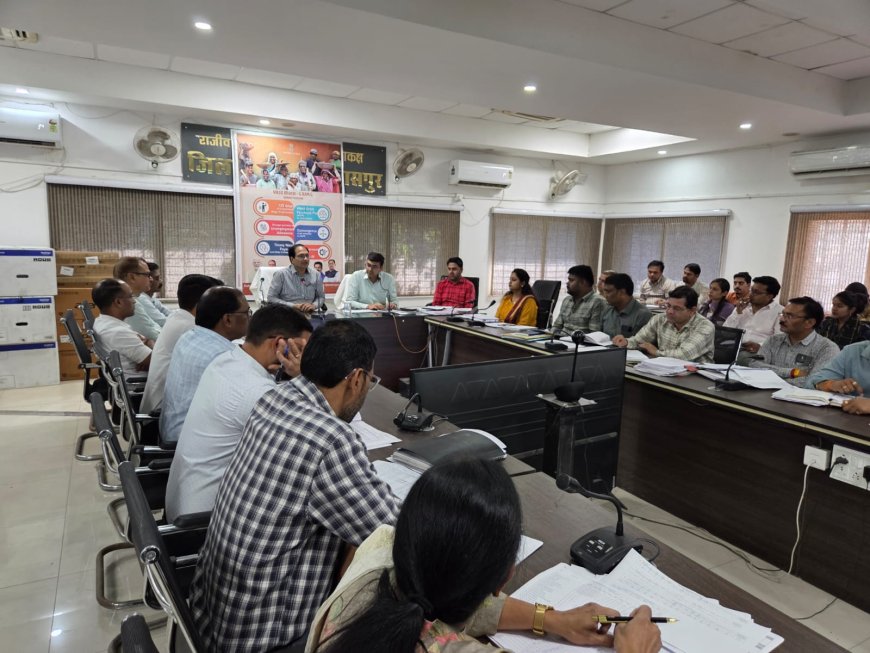 कलेक्टर ने की प्रधानमंत्री आवास योजना की गहन समीक्षा