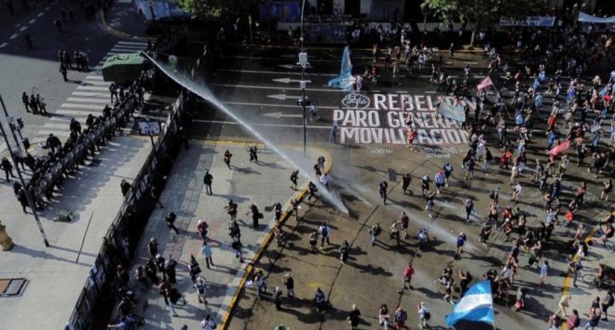 श्रम सुधारों के विरोध में हड़ताल पर बैठे अर्जेंटीना के श्रमिकों की पुलिस के साथ झड़प हुई।