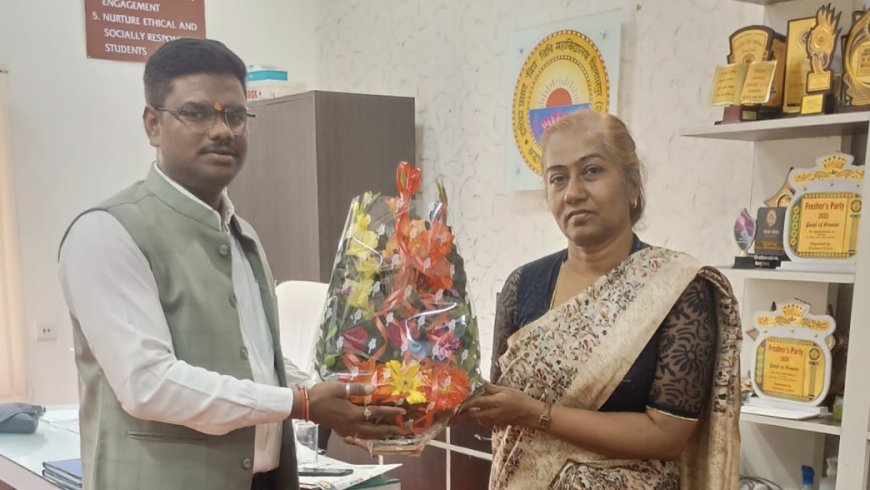 नव नियुक्त प्राचार्य सुषमा तिवारी से अधिवक्ता योगेश मुदलियार की शिष्टाचार भेंट, दी शुभकामनाएं