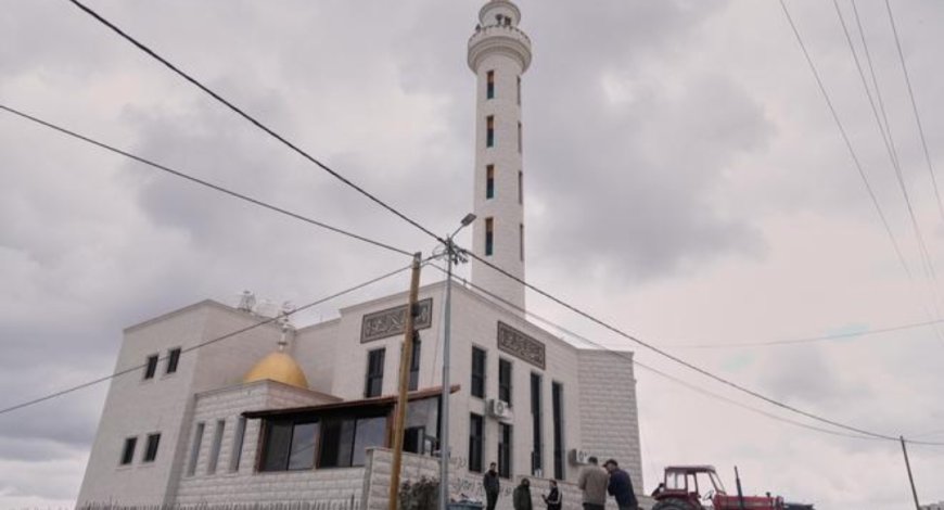 स्थानीय अधिकारियों और सेना के मुताबिक, इजरायली बस्तियों ने वेस्ट बैंक की मस्जिद पर हमला किया।