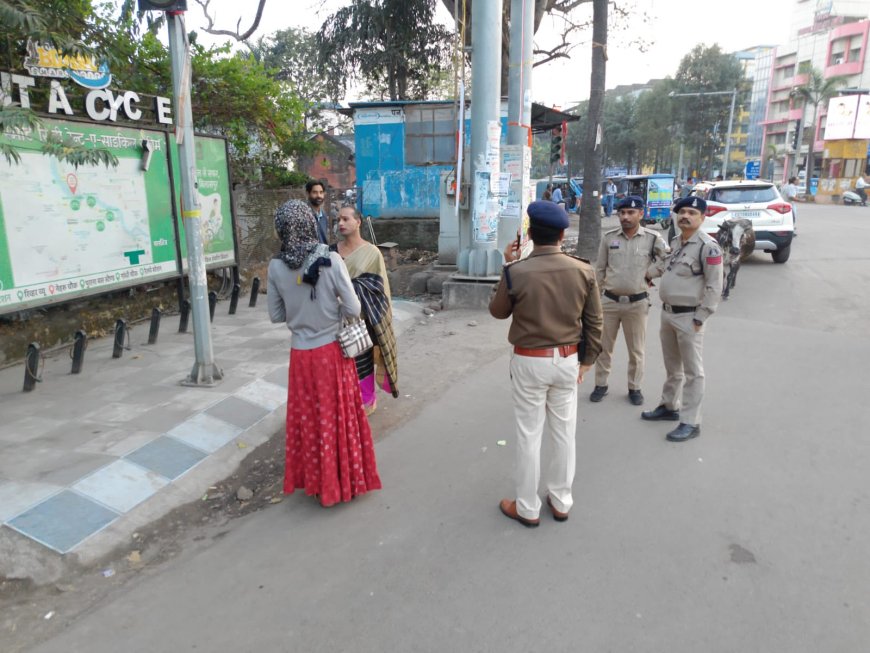 नेहरू चौक ट्रैफिक सिग्नल पर पैसे मांगकर राहगीरों को परेशान करने के आरोप में दो गिरफ्तार