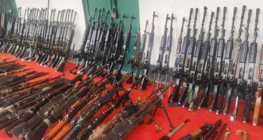 छत्तीसगढ़ विधानसभा को बताया गया है कि 2020 से माओवादियों से 989 हथियार जब्त या बरामद किए गए हैं।
