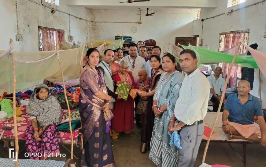 छत्तीसगढ़ नागरिक सुरक्षा फाउंडेशन ने वृद्धाश्रम में मनाई फूलों की होली, किया वस्त्र वितरण...बुजुर्ग हमारी धरोहर हैं — उनका सम्मान, हमारा कर्तव्य
