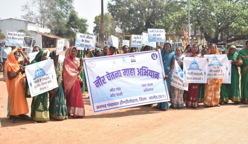 कलेक्टर एवं अधिकारियों ने ग्राम कमकापार के मंगतुबाबा मंदिर में पूजा-अर्चना कर किया स्वच्छता अभियान की शुरूआत ग्रामीणों के घरों में पहुँचकर जल संरक्षण के कार्यों का किया अवलोकन