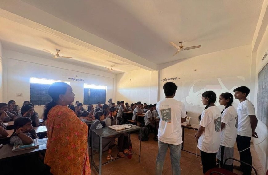 स्कूली छात्रों को वीडियो फिल्म के माध्यम से दिया जा रहा  'बाल सुरक्षा' का संदेश