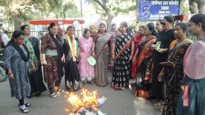 बिलासपुर में महिला कांग्रेस का विरोध प्रदर्शन, आरोपों से घिरे केंद्रीय मंत्री का पुतला दहन