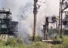 नूतन कॉलोनी के बिजली फ़ीडर में लगी आग, सूखी घास से केबल तक पहुँची लपटें