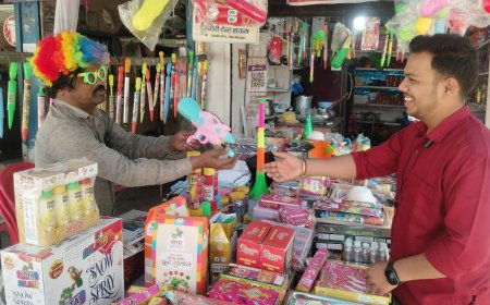 होली से पहले बाजारों में रंगों की बहार, गुलाल-पिचकारी से सजी दुकानें