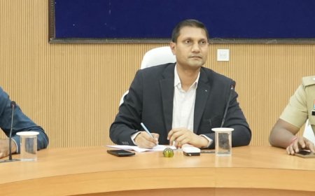 होली, ईद एवं गुड फ्राइडे को शांति और सौहार्दपूर्वक मनाने की अपील...शराब पीकर हुल्लड़बाजी करने, जबरदस्ती रंग-गुलाल डालने, ओवरस्पीडिंग, ट्रिपल राइडिंग तथा मुखौटा लगाकर हुटिंग करने वालों पर कड़ी कार्रवाई के निर्देश...पुलिस विभाग को सुरक्षा व्यवस्था बढ़ाने एवं सतत पेट्रोलिंग के निर्देश...जिला स्तरीय शांति समिति की बैठक संपन्न