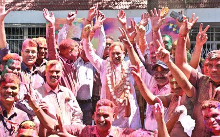 मुख्यमंत्री निवास में होली के रंगों की बौछार: मुख्यमंत्री विष्णु देव साय ने अधिकारियों-कर्मचारियों संग खेली होली