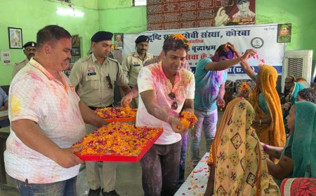 रंग नहीं, रिश्तों की खुशबू: कोरबा पुलिस और बुजुर्गों की अनोखी होली
