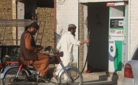 पाकिस्तान ने पेट्रोल और डीजल की कीमतों में 55 पाकिस्तानी रुपये प्रति लीटर की बढ़ोतरी की है, जो अब तक की सबसे बड़ी बढ़ोतरी है।