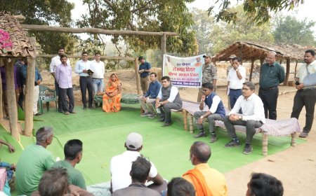 मैं कलेक्टर हूँ, आपकी समस्याएँ सुनने आया हूँ…