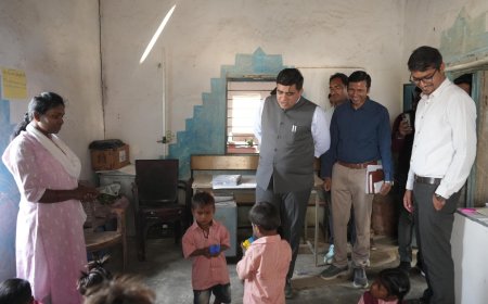 कलेक्टर की तालियों ने बढ़ाया हौसला, आंगनबाड़ी में बच्चों ने सुनाई ए-बी-सी-डी...कमरे में छा गई थी खामोशी, कलेक्टर की मुस्कान और टॉफी ने बच्चों के चेहरों पर ला दी खुशी