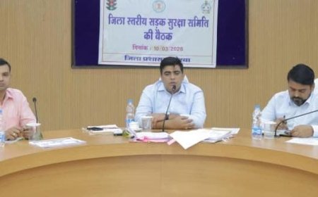 सड़क सुरक्षा के प्रति जिला प्रशासन सख्त...कलेक्टर ने दुर्घटनाजन्य स्थलों को सुधारने के दिए निर्देश...सड़कों की सफाई और वाहन चालकों के नेत्र परीक्षण हेतु विशेष शिविर लगाने के निर्देश...डस्ट उड़ने वाले मार्गों पर पानी छिड़काव के निर्देश
