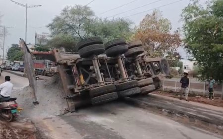 राजकिशोर नगर चौक के पास दो हाइवा दुर्घटनाग्रस्त, सड़क पर फैला फ्लाई ऐश