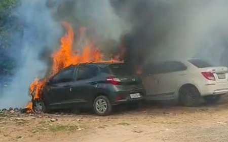 दैहानपारा में खड़ी दो कारें जलकर खाक, कचरे में लगाई आग से फैली लपटें