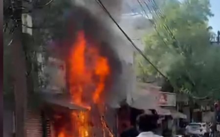 प्रताप चौक में भीषण आग साक्षी फैशन शोरूम जलकर राख, दमकल की देरी पर उठे सवाल