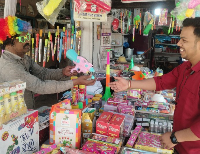 होली से पहले बाजारों में रंगों की बहार, गुलाल-पिचकारी से सजी दुकानें