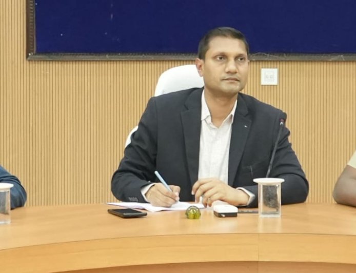 होली, ईद एवं गुड फ्राइडे को शांति और सौहार्दपूर्वक मनाने की अपील...शराब पीकर हुल्लड़बाजी करने, जबरदस्ती रंग-गुलाल डालने, ओवरस्पीडिंग, ट्रिपल राइडिंग तथा मुखौटा लगाकर हुटिंग करने वालों पर कड़ी कार्रवाई के निर्देश...पुलिस विभाग को सुरक्षा व्यवस्था बढ़ाने एवं सतत पेट्रोलिंग के निर्देश...जिला स्तरीय शांति समिति की बैठक संपन्न