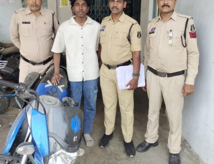 सीएसईबी एवं मानिकपुर पुलिस चौकी की संयुक्त कार्यवाही...चोरी के पैसों से दिल्ली-मनाली घूमने वाले 02  विधि से संघर्षरत बालक सहित 03 आरोपी गिरफ्तार...सीएसईबी क्षेत्र में 04 एवं मानिकपुर क्षेत्र में 01 स्थान पर चोरी की घटना का खुलासा...नगदी रकम, औजार एवं मोटर सायकल जप्त