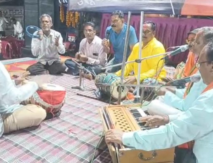 होली की उमंग में गूंजे फाग गीत, 10 मंडलियों ने दी मनमोहक प्रस्तुति...मध्य नगरी चौक में फाग प्रतियोगिता का भव्य आयोजन, पारंपरिक धुनों पर झूमे लोग