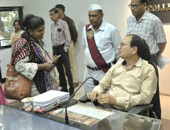 जनदर्शन में कलेक्टर ने सुनी आमजन की समस्याएं, त्वरित निराकरण के निर्देश