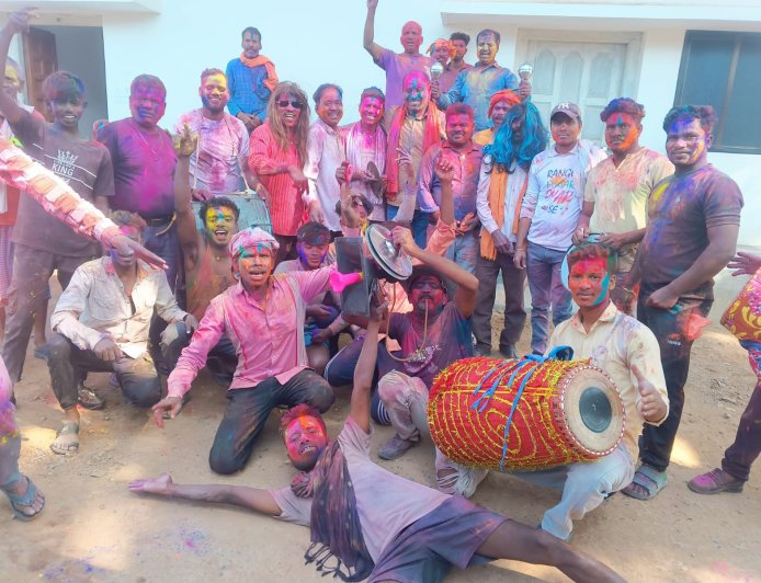 ग्राम पंचायत बोईदा में मांदर-नगाड़े की गूंज, होली पर्व पर सरपंच संजय राज ग्रामीणों संग झूमे