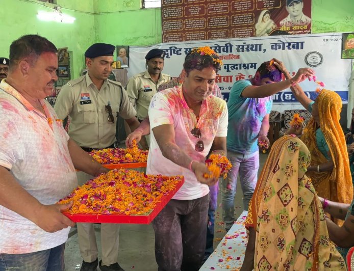 रंग नहीं, रिश्तों की खुशबू: कोरबा पुलिस और बुजुर्गों की अनोखी होली