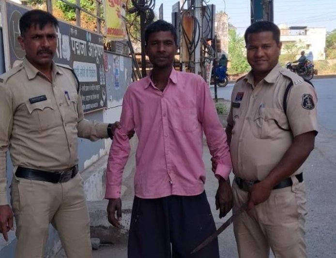 विजयपुरम गेट के पास तलवार लहराते युवक को सरकंडा पुलिस ने किया गिरफ्तार