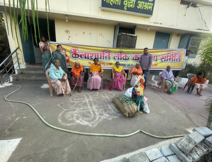 महिला वृद्धा आश्रम में अन्नदान, बुजुर्ग माताओं का लिया आशीर्वाद -- श्री कैलाशपति लोक कल्याण समिति
