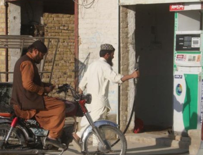 पाकिस्तान ने पेट्रोल और डीजल की कीमतों में 55 पाकिस्तानी रुपये प्रति लीटर की बढ़ोतरी की है, जो अब तक की सबसे बड़ी बढ़ोतरी है।